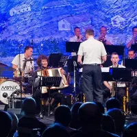  V petek je zbrane navdušil Big Band Slovenske vojske s harmonikarjem Janezom Dovčem. 