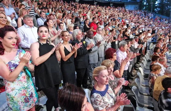Obiskovalci so se ob nekaj taktih znamenite Golice poklonili 
njenemu pred dnevi umrlemu avtorju Slavku Avseniku.