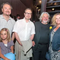Glasbenik Patrik Greblo (z leve) s hčerko, Marko Filli (RTV 
Slovenija), Robert Mahnič (Avditorij Portorož) in Katja Pegan 
(Gledališče Koper) so se zadržali v prijetnem klepetu.
