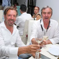 Gianni Rijavec (levo) je v zaodrju delal družbo Ladiju Mljaču, 
ki je nastopil v revialnem delu z Dekliškim pevskim zborom iz 
Senožeč. 