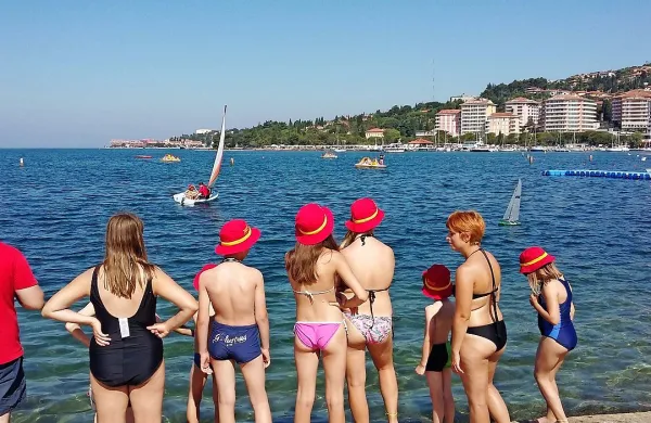 Jadranje, igra z radijsko vodenimi modeli jadrnic in obisk 
vodnega parka igral so dobrodošla popestritev počitniških 
dni.