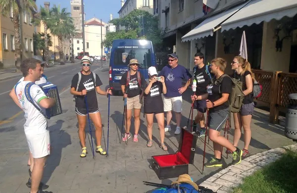 Ob zvokih harmonike so se novomeški študenti izpred 
Dijaškega doma  Koper odpravili peš proti domu.