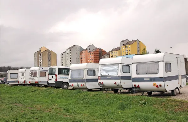 Redarji so dobili pooblastila za kaznovanje, avtodomi in prikolice ob Ulici Gradnikove brigade bodo kmalu preteklost.  
Zapuščena vozila so, na primer,  že. Bo pa morala občina čim prej urediti postajališče zanje.