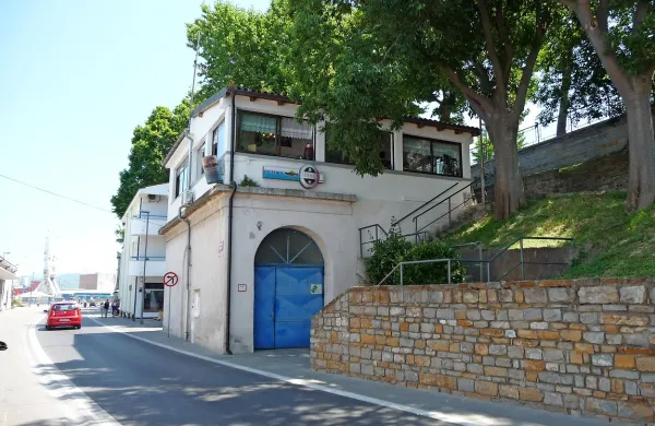 Po nekaterih načrtih naj bi vhod  v bodočo podzemno garažno 
hišo na Muzejskem trgu umestili nekje na lokaciji med Picerijo 
Marina in Bastionom.   