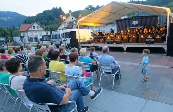 Jazz Punt big band  je  uvedel glasbene Četrtke na placu.