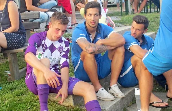 Patrik Eler (levo) se je po tekmi pogovoril tudi z igralcema 
Gorice Sandijem Arčonom (v sredini) in Amedejem Vetrihom 
(desno). 