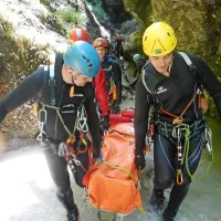 Reševanje je najtežje v kanjonih, ki so ožji od ljudi in je 
dostopnost z nosili otežena. 
