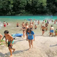 Tekači so se po atraktivnem in vročem teku  skupaj z ostalimi osvežili v Soči.  