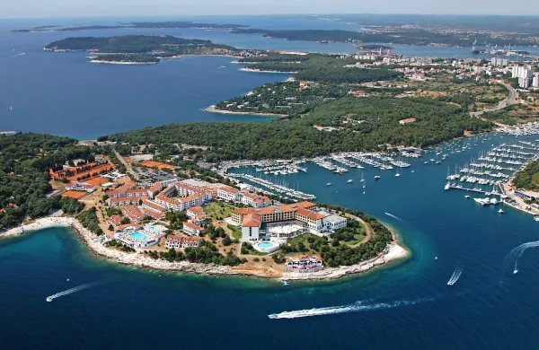 Toplo je tudi morje ob hrvaški obali, posebej na območju 
Pulja, kjer se je segrelo na 26 stopinj Celzija.