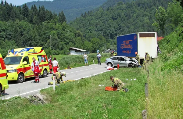  Polpriklopniku se je na cesti Idrija-Godovič odpel priklopnik, 
ki se je sam zapeljal na nasprotno smerno vozišče.