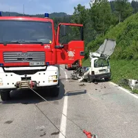 S tovornjaka se je odklopila prikolica in pomendrala kombi, v 
katerem je umrl 30-letni voznik.