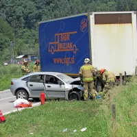 Odklopljena prikolica tovornjaka je trčila še v mazdo.