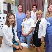 V izolski bolnišnici je poleg specialistke oftalmologinje Stanke Godina Kariž za tovrstno zdravljenje usposobljena tudi 
preostala ekipa (na fotografiji njen del).   