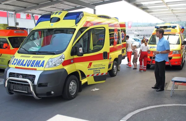 V koprskem ZD na Bonifiki je bolnikom zdaj na voljo dobro 
opremljena urgentna ambulanta in urgentno vozilo z zdravnikom, medicinsko sestro in zdravstvenim tehnikom. Po 
novem pa naj bi bili na voljo le  reševalni avtomobil z 
zdravstvenim tehnikom in diplomiranim zdravstvenikom. 