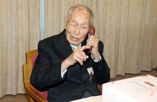 112-letni Sakari Momoi  iz severovzhodne japonske prefekture Fukushima je bil učitelj agrokemije in ravnatelj javnih 
srednjih šol.