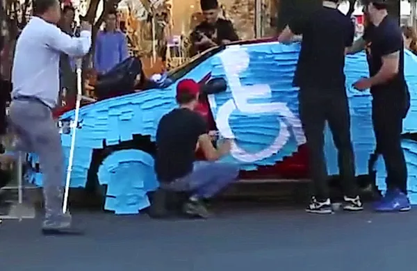 Skupina aktivistov je nepravilno parkirano vozilo prelepila s 
stotinami lističev, tako da je na njem izrisala znak za 
invalide.