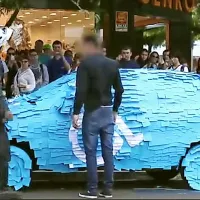 Razburjeni lastnik je zaman iskal pomoč pri policistu.