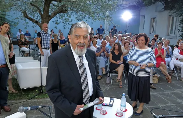 Krepkemu devetdesetletniku  niti huda vročina ni mogla  preprečiti prihoda v Koper. 