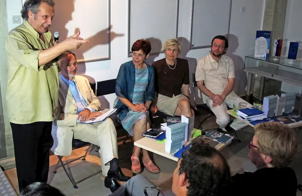 Alessandro Damiani (levo), sin istoimenskega književnika  z Reke,  je zbrane pozdravil v očetovem 
imenu. Ob njem (z leve) Maurizio Tremul,   Jasna Čebron,   Elis Deghenghi Olujić in   Gašper Malej.
