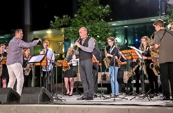 Klasični saksofonski orkester pod taktirko  dirigenta Leva 
Pupisa in  s solistom Jean-Denisom Michatom je nastopil na 
Bevkovem trgu.