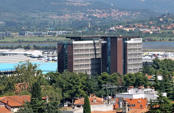  Konzorcij prodajalcev, ki ponuja 72 odstotkov Intereurope, je 
nedavno dobil zavezujočo ponudbo od češkega sklada 
Tuffieh Fund, zanimanje za nakup naj bi pokazala tudi 
izraelska družba Gadot Group.