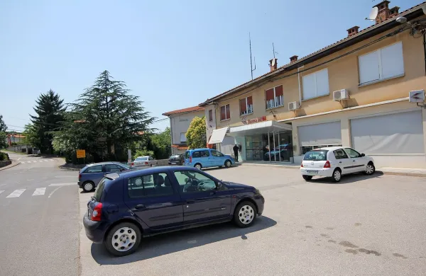 Ideji, da bi iz centra Dobrovega umaknili parkirišče, ni vsem 
najbolj pogodu. 