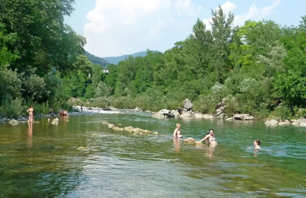 Soča (tudi v Kanalu)  je v nedeljo pritegnila zlasti kopalce.