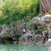 Pri kanalskem mostu jih je ribarilo 16, “nagrade” pa so plavale 
posebej k vabam enega med njimi. 
