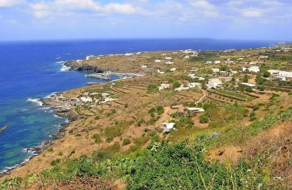 Italijanska policija je danes sporočila, da je na krovu ribiške 
ladje zasegla šest ton hašiša. Ladja je plula kakih 40 
kilometrov južno od otoka Pantelleria (na fotografiji). 