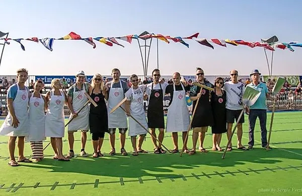 Ekipa iz TV-šova MasterChef, ki je Sašu  Miljuševiču pomagala pri kuhanju testenin.