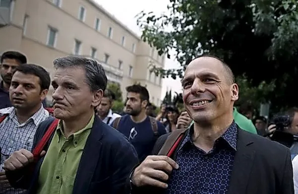  Novi in stari grški finančni minister: Evklid Cakalotos in Janis 
Varufakis
