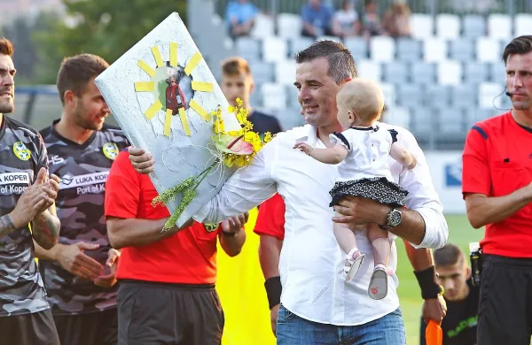 Ermin Hasić je končal kar dve desetletji dolgo nogometno pot 
in kot vratar dosegel tudi deset zadetkov (in ne dva, kot se 
nam je včeraj pomotoma zapisalo).