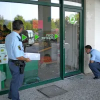 Ponoči so vlomili v trgovino Agrarie na koprski tržnici.