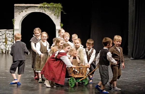Kulturno društvo Borjač skrbi tudi za izobraževanje najmlajših folkloristov v skupini Kamenčki (na fotografiji so na 
lanski prireditvi ob desetletnici delovanja). A večina tega 
pomembnega dela je na ramenih članov in staršev.  