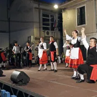    Tako je na Martinčevem trgu v Kopru nastopila folklorna 
skupina Sicilia Bedda. Člani skupine Val iz Pirana ji bodo v 
mestu Salemi obisk vrnili že avgusta.  