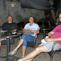 Po ponedeljkovem koncertu so vtise o letošnjem festivalu 
strnili (z leve): fotograf Jože Požrl, glasbena producentka 
Ksenija Kos in koordinator kulturnih programov koprske 
italijanske skupnosti Mario Steffe, ki je vse bolj dragocen 
soorganizator festivala.   
