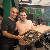 Španski DJ Paco Osuna (levo) je od oboževalca v dar prejel 
unikatno uro, narejeno iz vinilne plošče. 