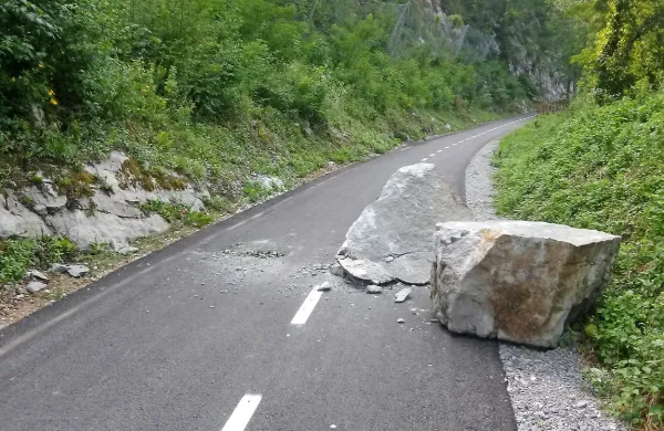 Na kolesarsko stezo je zgrmela skala, težka dve toni