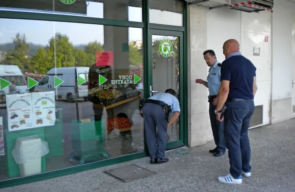 Včeraj zjutraj si je razdejanje  v trgovini Agrarie na koprski 
tržnici s policistoma ogledal tudi direktor Robert Fakin. 