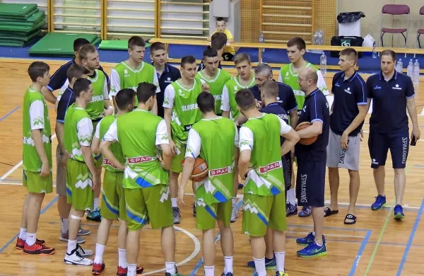 Mladi slovenski reprezentanti upajo na uvrstitev v drugi krog 
evropskega prvenstva.