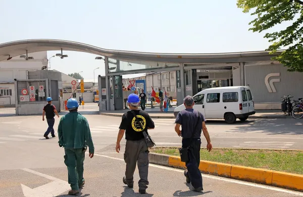 Vrata v tržiško ladjedelnico so se včeraj po tednu zaprtja  
znova odprla, 5000 zaposlenih je spet lažje zadihalo.