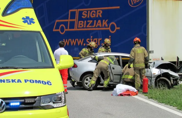 V gorenjskem prevozniškem podjetju Bizjak so zaradi tragične nesreče pretreseni in ne morejo razumeti, zakaj se je 
prikolica odpela s tovornjaka. Odgovor na to vprašanje še 
iščejo tudi policisti, ki jim bo pomagal sodni izvedenec.  