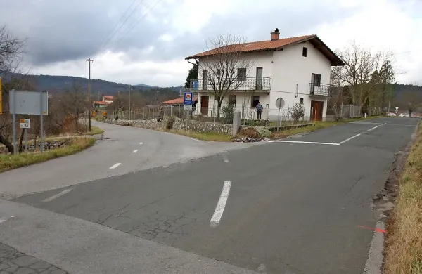 Doslej je bila na tem križišču v Škofljah glavna cesta iz Škofelj (ki prihaja z leve 
strani), cesta iz Divače (desno) pa stranska. Odslej bo obratno. Zato bodo 
križišče preuredili.   