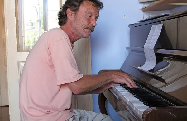 Pianist Dean Semolič bo drevi na Svetilniku lovil harmonijo morja.