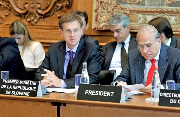 Premier Miro Cerar v Parizu.