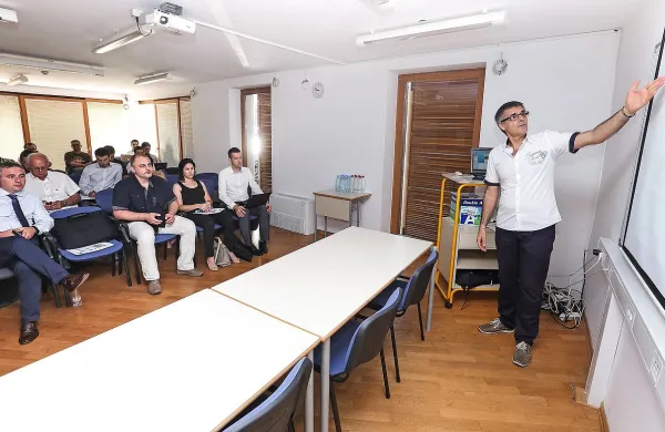 Na včerajšnjem mednarodnem posvetu v koprski Rotundi je 
vodja projekta AdriHealthMob Dorjan Marušič, predstavnik 
edinega slovenskega partnerja v projektu, dosedanje izsledke predstavil vsem sodelujočim partnerjem in javnosti.   