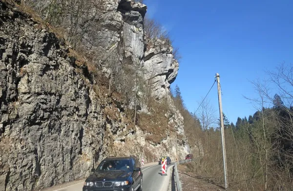 Skalovje nad glavno cesto Idrija-Godovič bodo vendarle 
minirali,  še prej pa bodo opravili poglobljene raziskave.