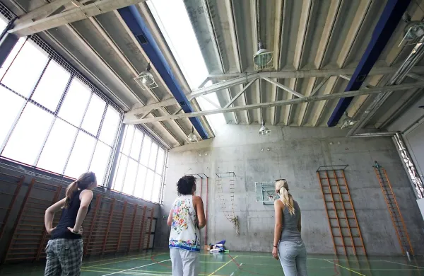 V razpadajočo telovadnico se ne splača vlagati, a iščejo 
način, da bi jo za majhen denar pokrpali vsaj do te mere, da 
bi učenci prihodnje leto še lahko telovadili v njej. 