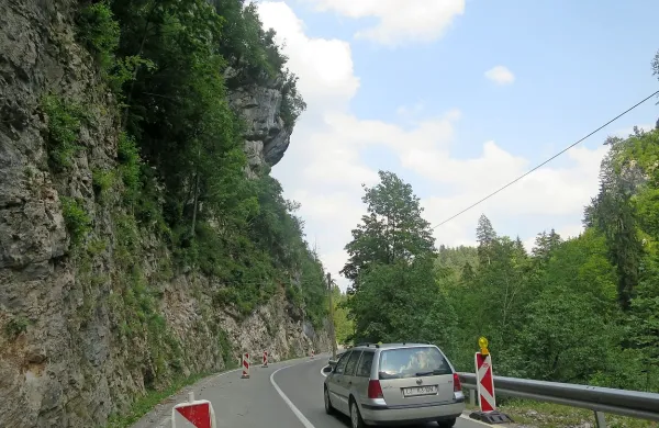 Geologi so prepričani, da bi  miniranje skalovja nad cesto v 
Zali Idrijo lahko odrezalo od sveta.