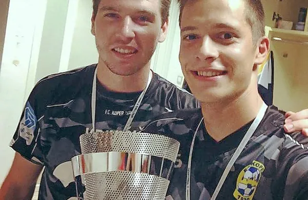 Marko Krivičić (levo) v družbi z lovoriko in strelcem gola za 
zmago  Matejem Palčičem.